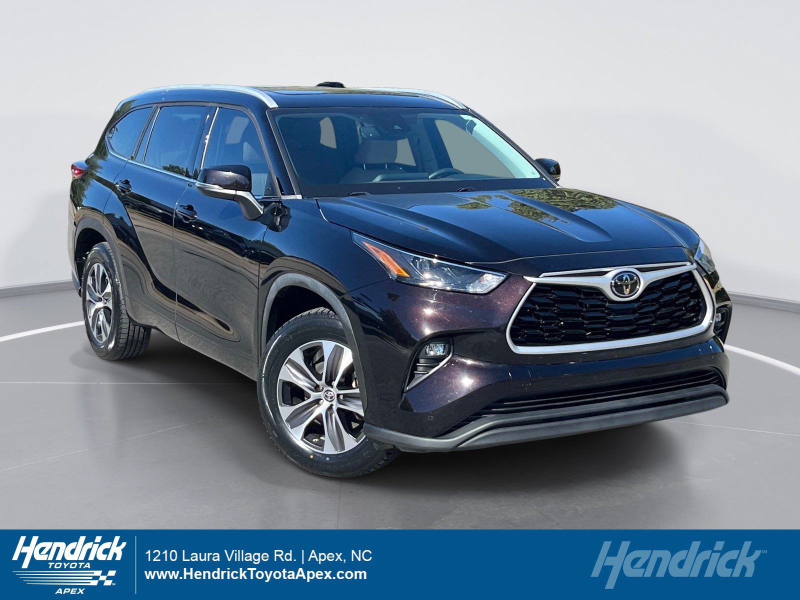 Used 2022 Toyota Highlander XLE FWD image 1