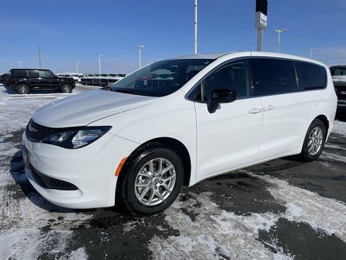 Used 2024 Chrysler Voyager LX image 6