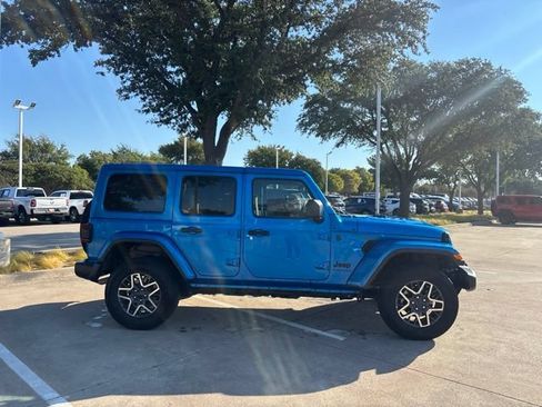Used 2025 Jeep Wrangler Unlimited Sahara AWD/4WD image 4