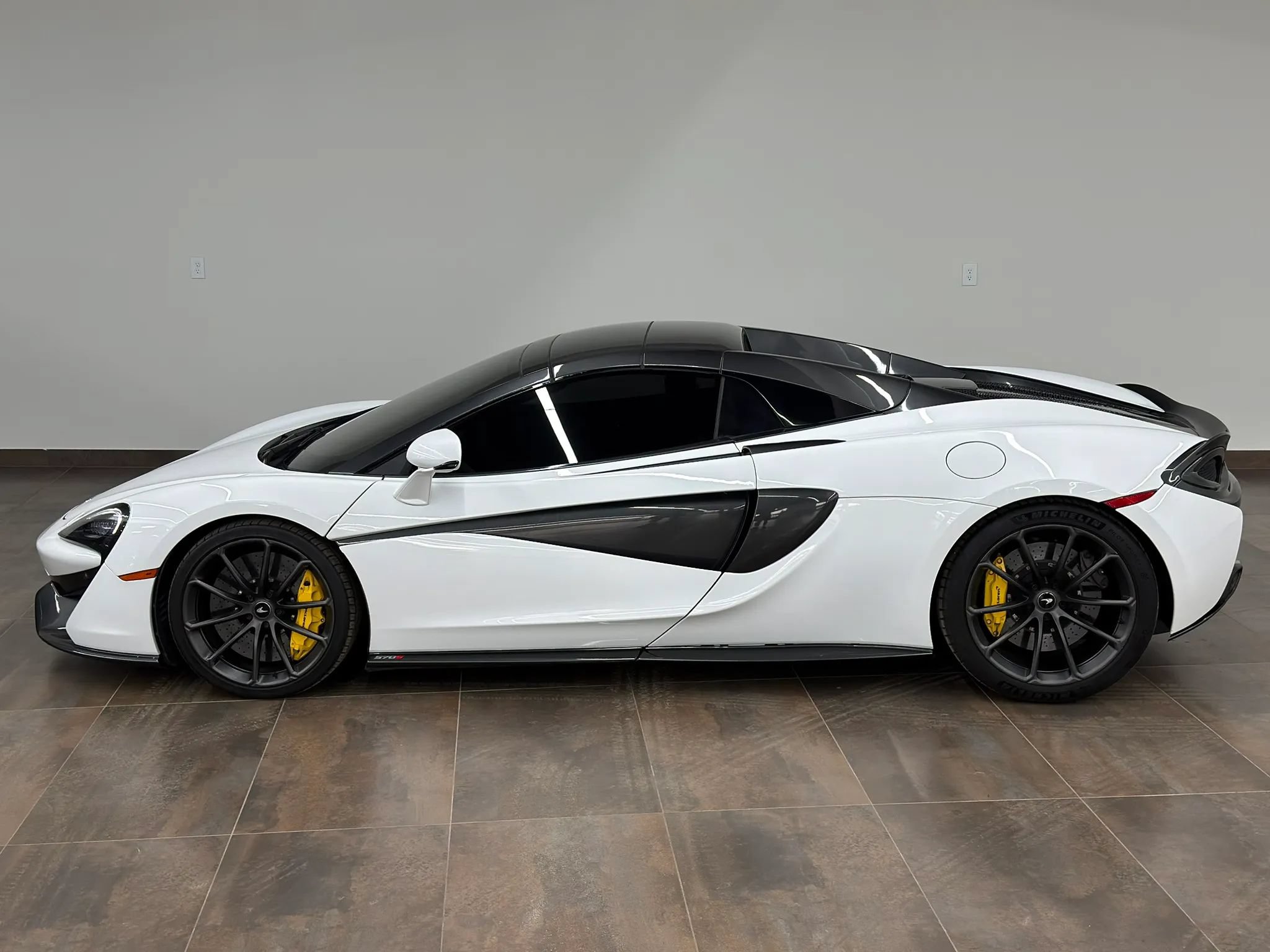 Used 2019 McLaren 570S Spider RWD image 7
