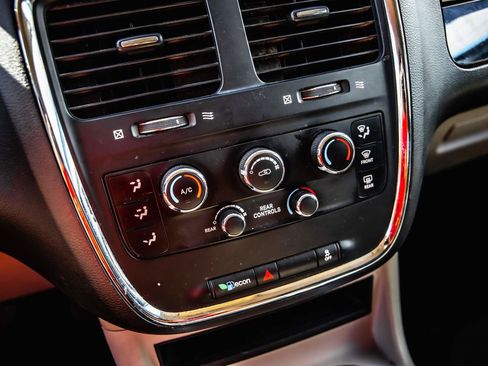 Used 2016 Dodge Grand Caravan SXT w/ Rear Park Assist Package image 15