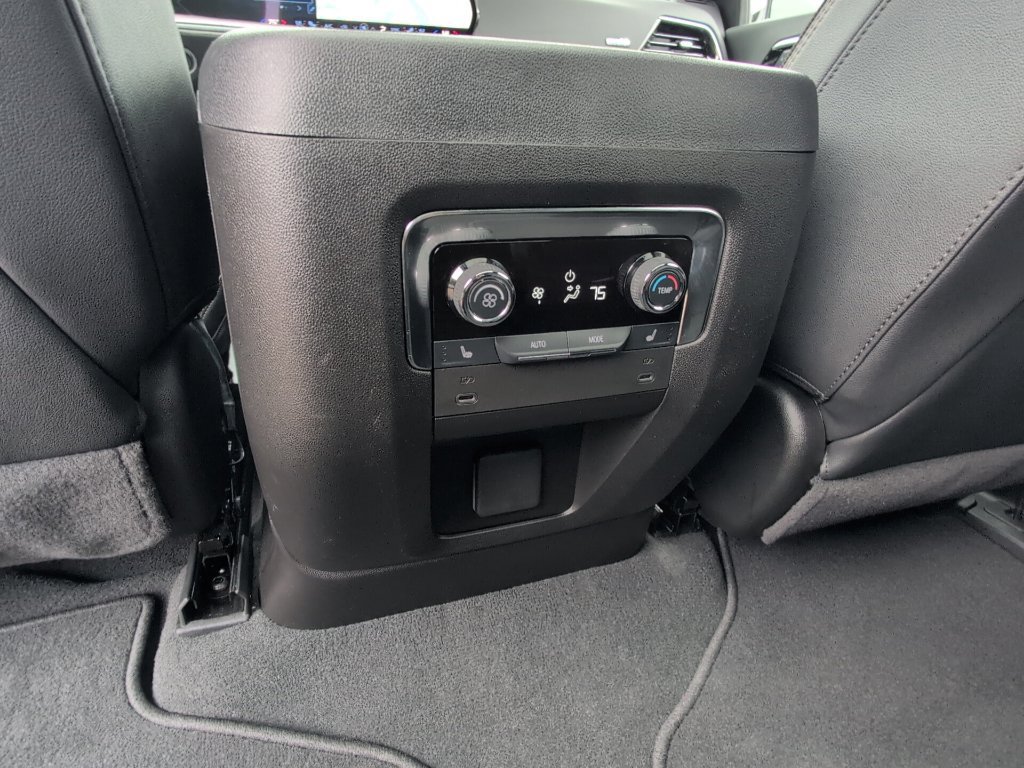 Used 2025 Chevrolet Suburban High Country AWD/4WD image 18