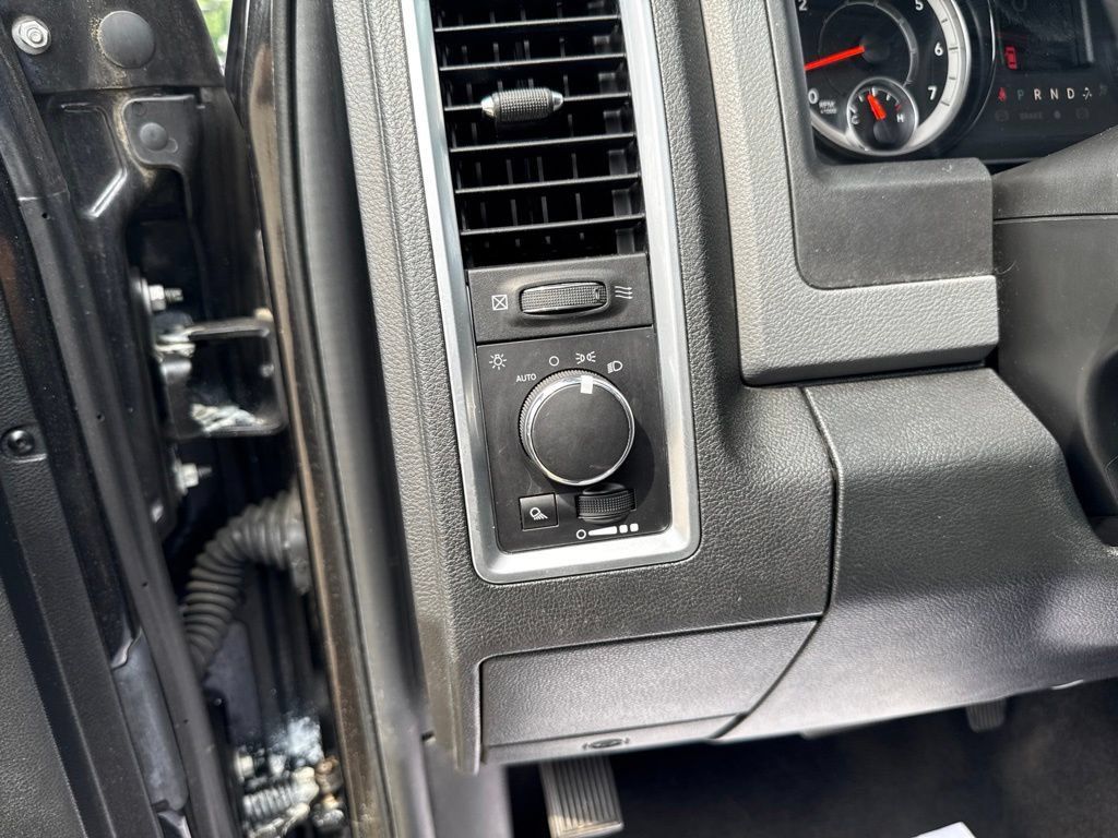 Used 2017 RAM 1500 Classic SLT AWD/4WD image 26