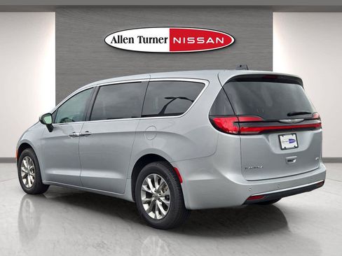 Used 2023 Chrysler Pacifica Touring-L image 16