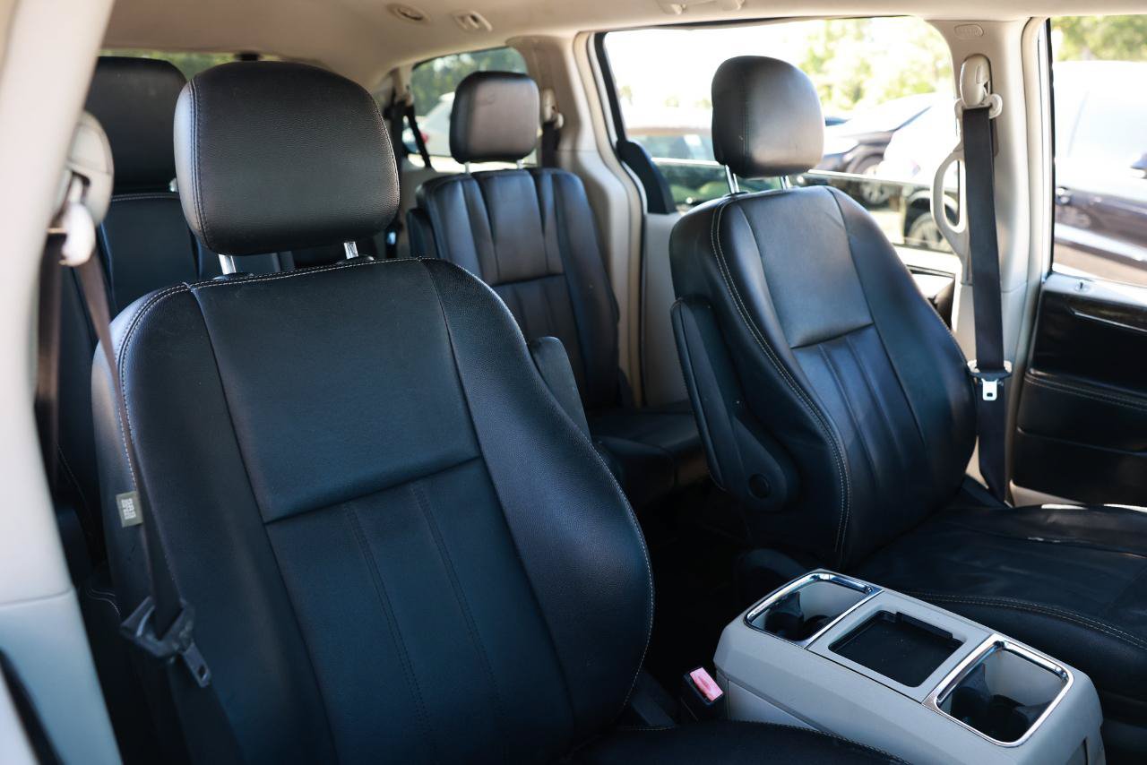 Used 2015 Chrysler Town & Country Touring FWD image 16