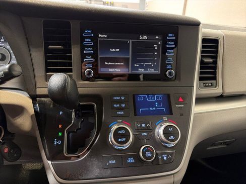 Used 2020 Toyota Sienna L image 18