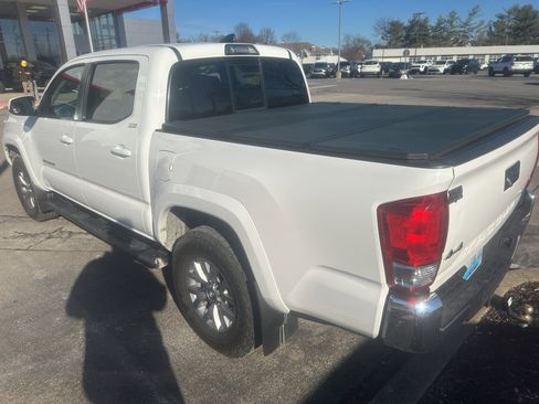 Certified 2017 Toyota Tacoma SR5 image 3