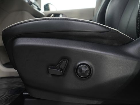 Used 2023 Chrysler Pacifica Limited image 24