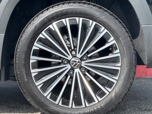 Used 2025 Volkswagen Taos SE w/ Panoramic Sunroof Package image 11