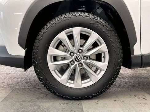 Used 2024 Toyota Corolla Cross LE w/ Moonroof Package image 8