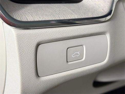 Used 2023 Volvo XC60 B5 Ultimate w/ Protection Package image 10