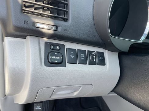Used 2011 Toyota Highlander Limited w/ Tow Pkg FWD image 18