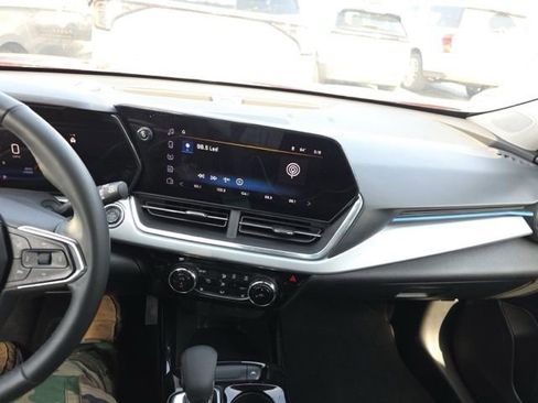 Used 2025 Chevrolet Trax LT w/ LT Convenience Package image 11