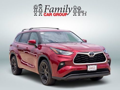 Used 2023 Toyota Highlander LE FWD image 2