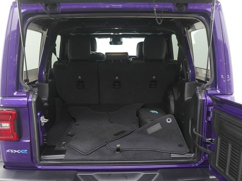 Used 2023 Jeep Wrangler Unlimited Sahara w/ Cold Weather Group image 16