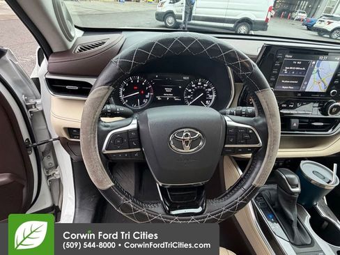 Used 2021 Toyota Highlander Limited image 2