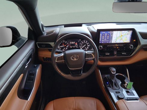 Used 2020 Toyota Highlander Platinum image 32
