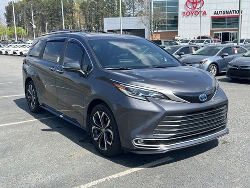 Used 2025 Toyota Sienna Platinum image 3