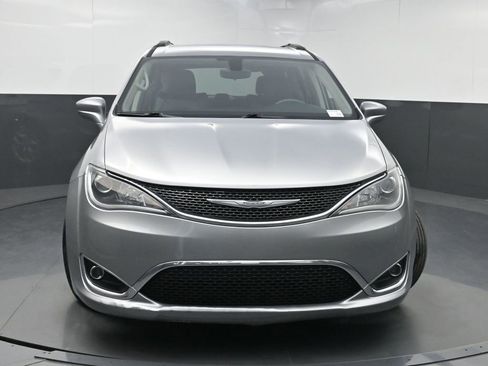 Used 2017 Chrysler Pacifica Touring-L w/ Tire & Wheel Group image 40