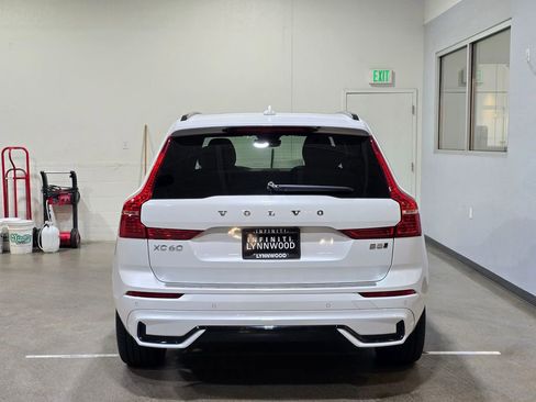 Used 2022 Volvo XC60 B5 R-Design w/ Climate Package image 5