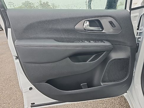 New 2026 Chrysler Pacifica Select image 12