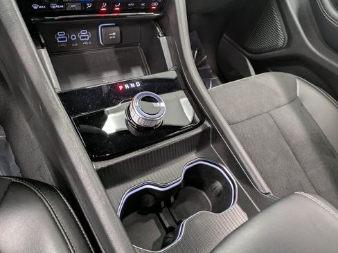 Used 2024 Jeep Grand Cherokee Altitude image 14