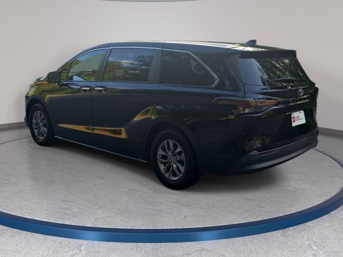 Used 2023 Toyota Sienna XLE FWD image 7
