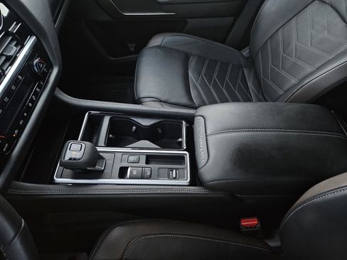 Used 2024 Nissan Pathfinder Platinum image 28