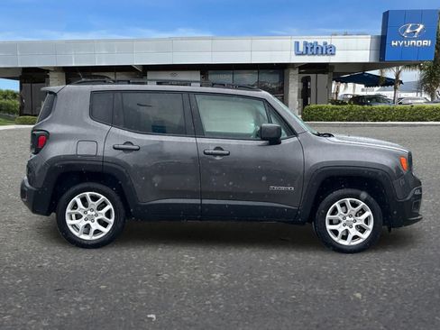 Used 2017 Jeep Renegade Latitude w/ Popular Equipment Group AWD/4WD image 9