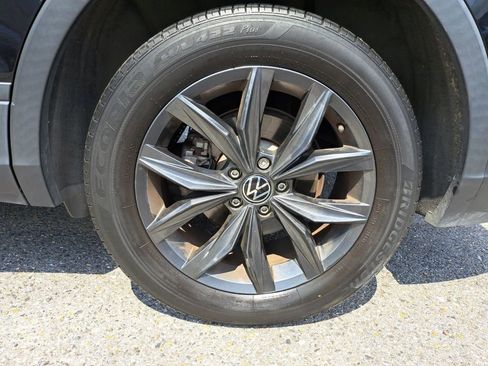 Used 2023 Volkswagen Tiguan SE w/ Panoramic Sunroof Package image 28