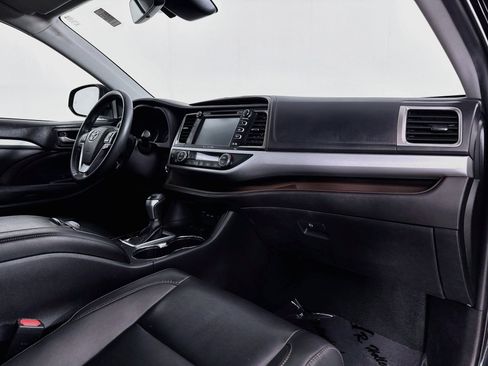 Certified 2019 Toyota Highlander XLE AWD/4WD image 31
