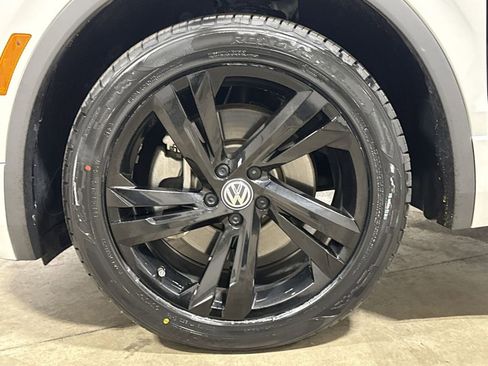 Used 2023 Volkswagen Tiguan SE R-Line image 28