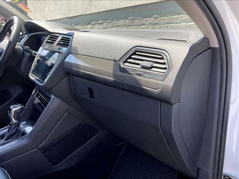 Certified 2022 Volkswagen Tiguan SE w/ Panoramic Sunroof Package AWD/4WD image 16