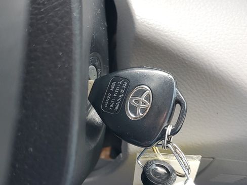 Used 2006 Toyota RAV4 Limited AWD/4WD image 28