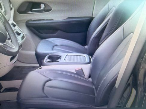 Used 2024 Chrysler Pacifica Touring-L FWD image 8