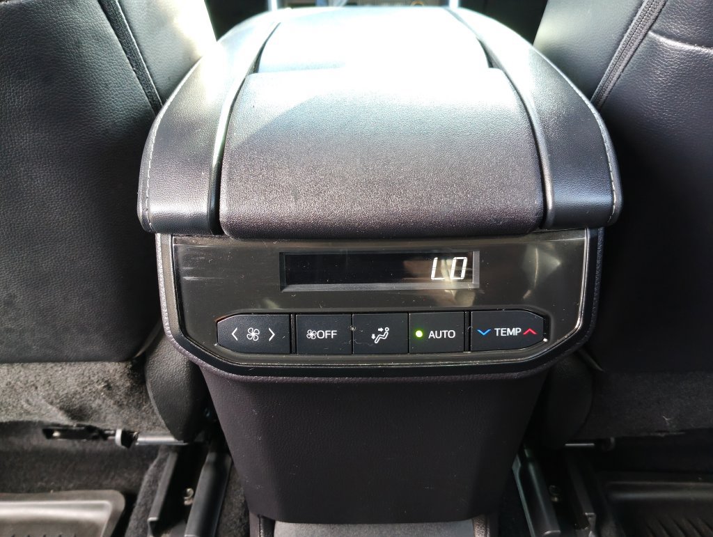 Used 2022 Toyota Highlander XLE AWD/4WD image 15
