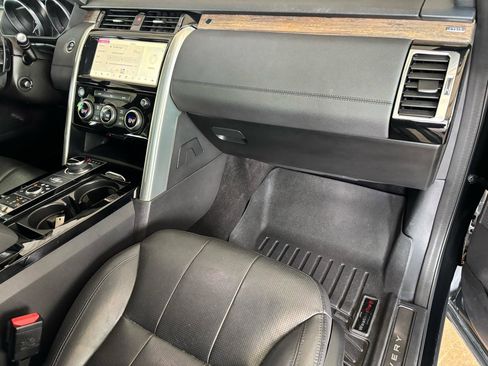 Used 2017 Land Rover Discovery HSE image 24