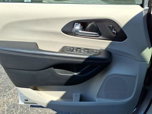 Used 2024 Chrysler Pacifica Touring-L FWD image 24
