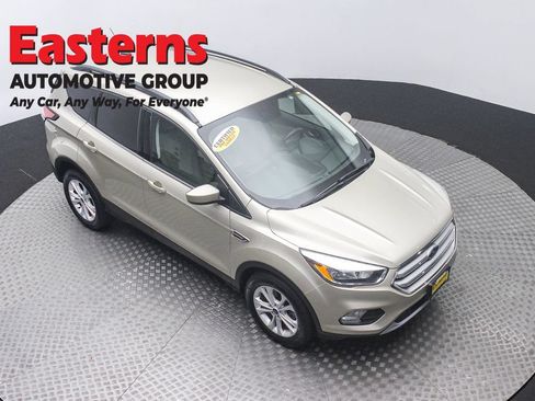Used 2018 Ford Escape SE w/ SE Sync 3 Package AWD/4WD image 3