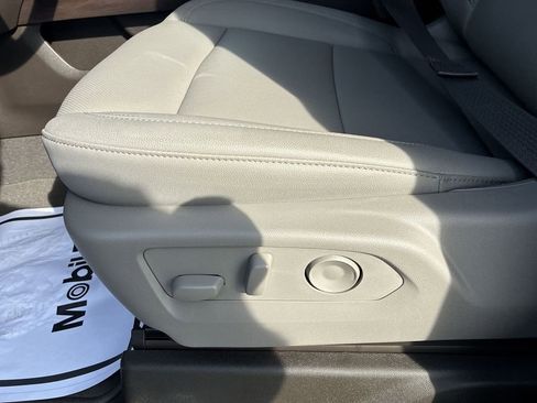 New 2026 GMC Sierra 1500 SLT w/ SLT Convenience Package image 12