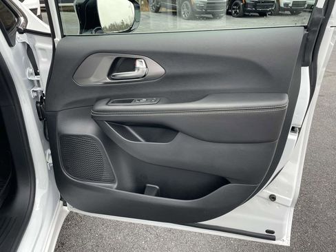 New 2026 Chrysler Pacifica Select image 16