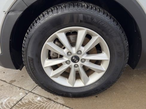 Used 2019 Kia Sorento LX image 9