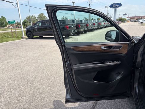 Used 2025 Volkswagen Atlas SE AWD/4WD image 15