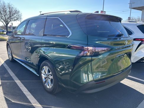 New 2026 Toyota Sienna XLE image 3