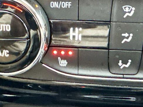 Used 2025 Chevrolet Trax LT w/ LT Convenience Package image 19