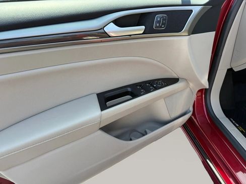 Used 2018 Ford Fusion SE w/ Fusion SE Technology Package FWD image 13