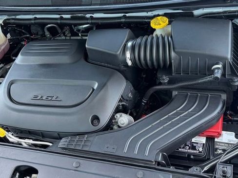 Used 2023 Chrysler Pacifica Touring-L FWD image 28