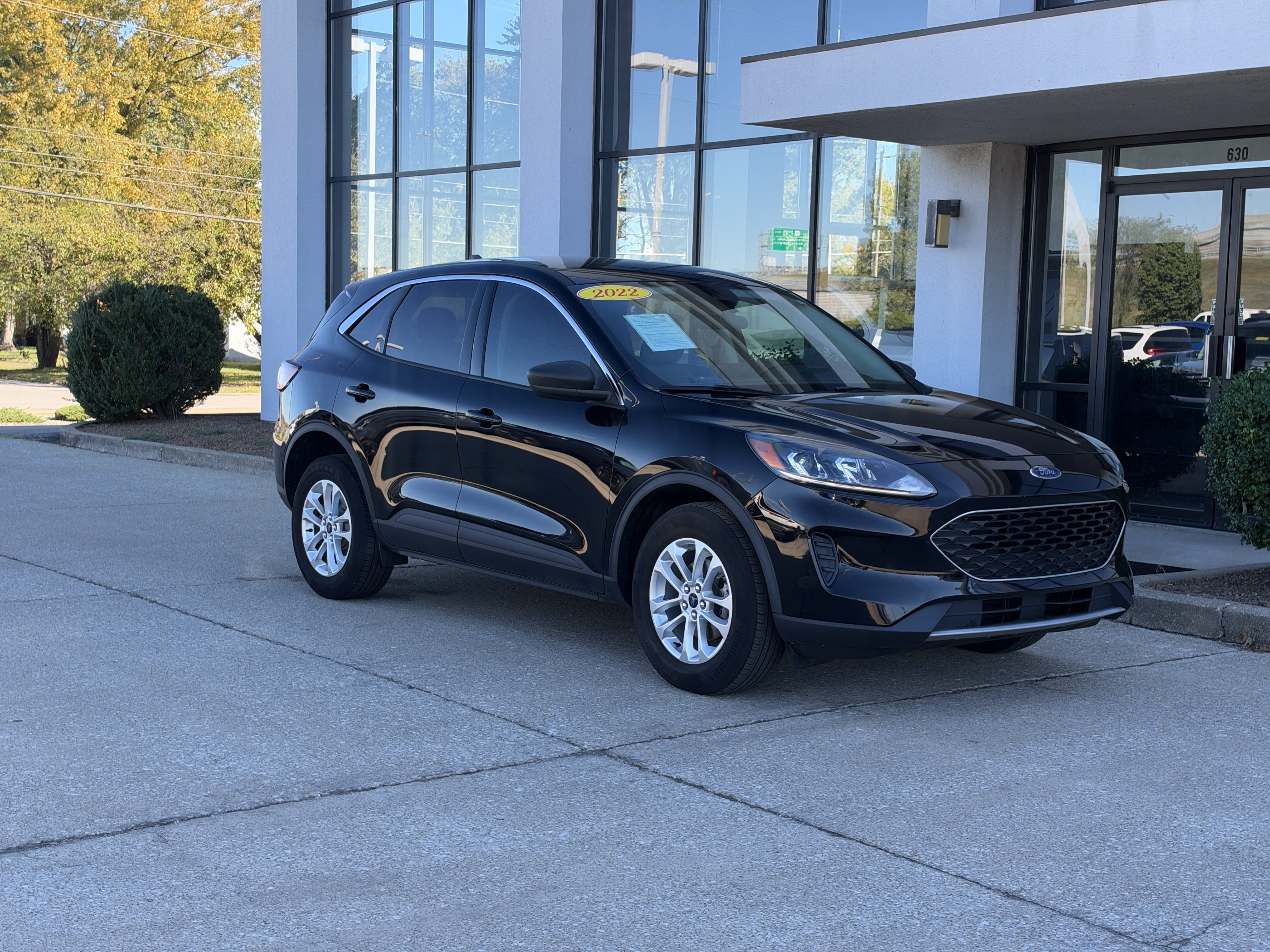 Used 2022 Ford Escape SE w/ Cold Weather Package AWD/4WD image 2