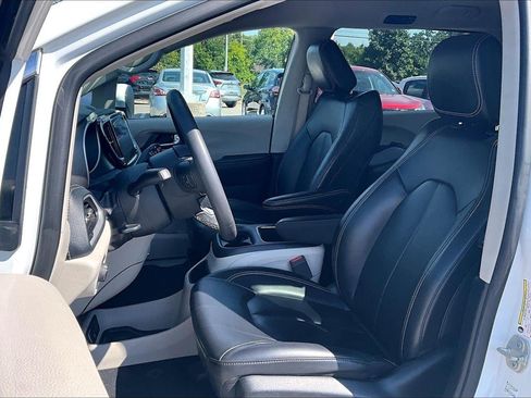 Used 2023 Chrysler Pacifica Touring-L FWD image 21