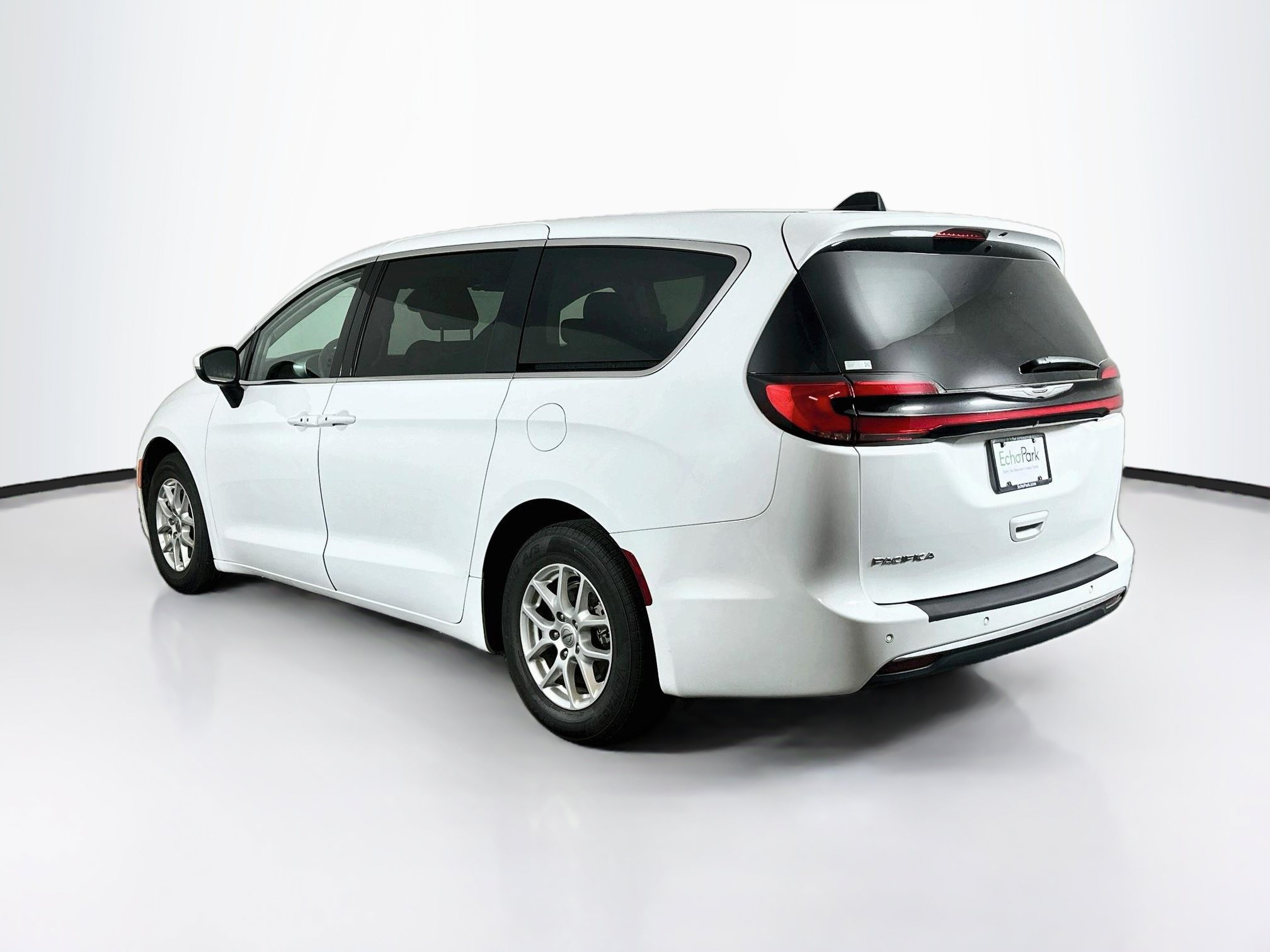 Used 2023 Chrysler Pacifica Touring-L FWD image 5